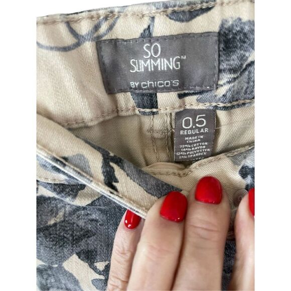 Chicos Women Size 1.5 So Slimming Floral Print Straight Leg Mid Rise Denim Jeans - Picture 3 of 4
